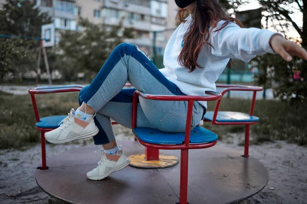 Adolescente Menina Sentado Playground Redondo — Fotografia de Stock
