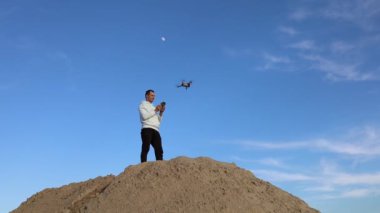 Doğada İnsansız Hava Aracı İşleten Adam