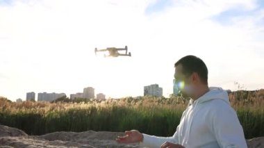 Doğada İnsansız Hava Aracı İşleten Adam
