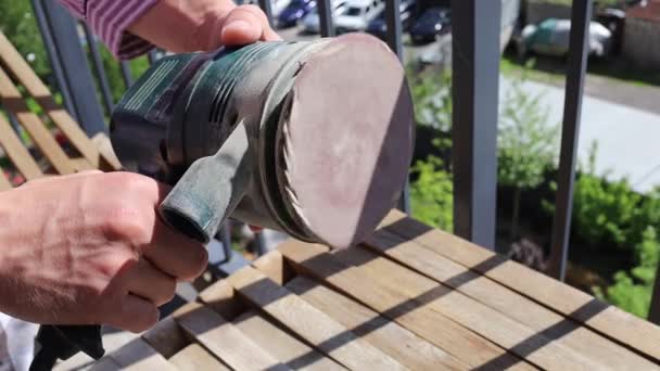 Holzschleifmaschinen Tischler Arbeitet Mit Elektroschleifer Auf Tischfläche — Stockvideo
