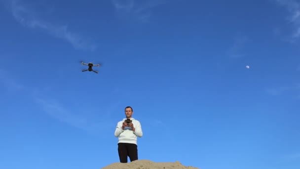 Homem Operando Drone Natureza — Vídeo de Stock