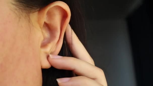 Woman Cups Her Ear Hear Better Primer Plano Primer Plano — Vídeo de stock