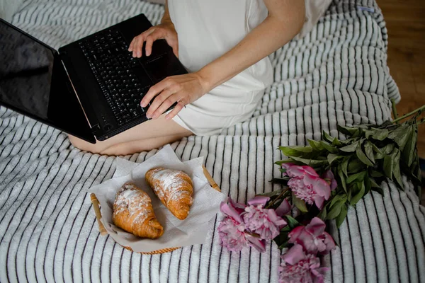 Vrouw Houden Beker Met Thee Croissant Bed Zonnige Ochtend Bed — Stockfoto