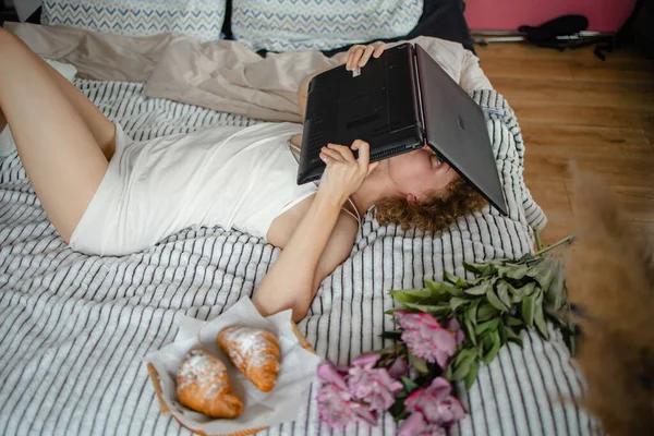 Moe Freelance Werknemer Nemen Van Een Pauze Bed Maken Grappig — Stockfoto