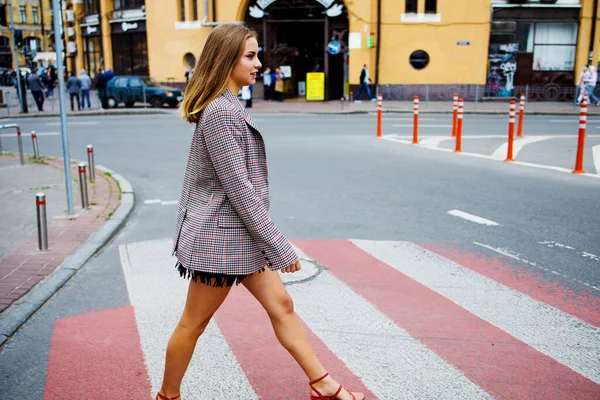 Jovem Encantadora Caminha Uma Rua Cidade Beleza Moda — Fotografia de Stock