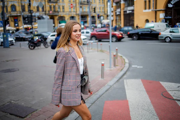Jovem Encantadora Caminha Uma Rua Cidade Beleza Moda — Fotografia de Stock