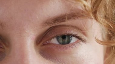 Sarışın kadınların yüzüne yakın çekim, güzel mavi gözlerini açan kız.