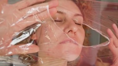 Yüzünde plastik film var. Çevre Kirliliği Konsepti.