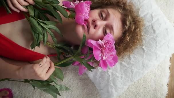 Glad Ung Kvinna Luktar Rosa Pioner Ömhet Vid Fotografering — Stockvideo