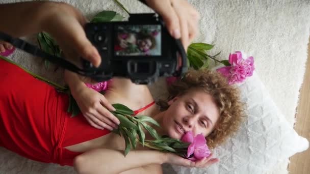 Glückliche Junge Frau Die Rosa Pfingstrosen Riecht Zärtlichkeit Beim Fotoshooting — Stockvideo