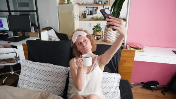 Junge Frau Macht Selfie Mit Tasse Kaffee Bett — Stockvideo