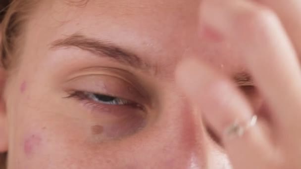 Close Cara Loira Das Mulheres Menina Abrindo Seus Belos Olhos — Vídeo de Stock