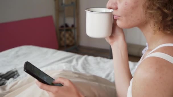 Mulher Loira Ter Xícara Chá Café Olhando Para Telefone Manhã — Vídeo de Stock