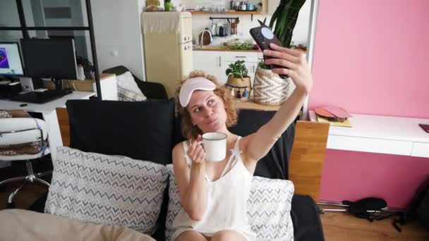 Junge Frau Macht Selfie Mit Tasse Kaffee Bett — Stockvideo