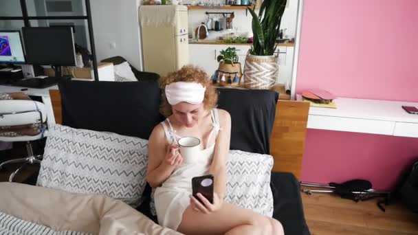Junge Frau Macht Selfie Mit Tasse Kaffee Bett — Stockvideo