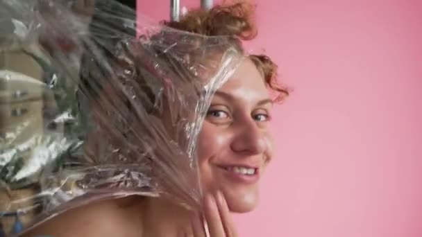 Vicces Őrült Lány Műanyag Film Otthon Bolondozás Körül Nevetés — Stock videók