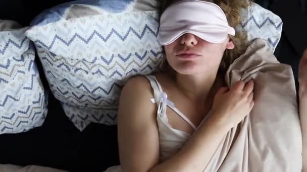 Jolie Femme Blonde Dormant Avec Masque Pour Les Yeux Sur — Video