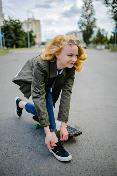 Sonriente Adolescente Chica Montando Skate Fuera — Foto de Stock