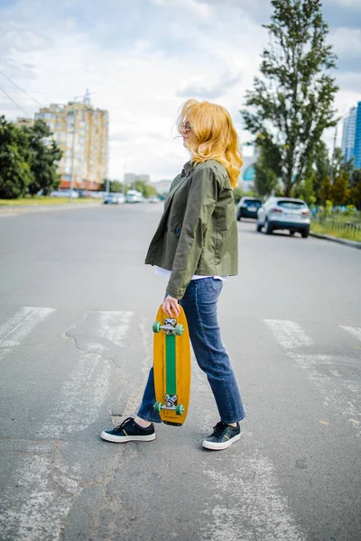 Sonriente Adolescente Chica Montando Skate Fuera — Foto de Stock