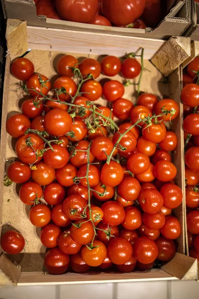 Tomates Cherry Una Caja Cartón Mostrador Del Supermercado — Foto de Stock