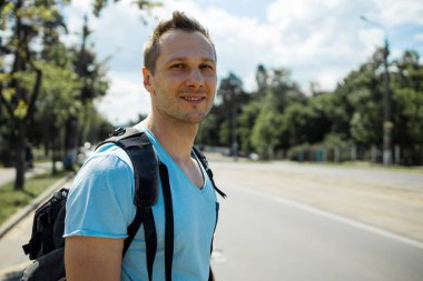 Genç Adam Sırt çantasıyla Doğada Seyahat Ediyor.