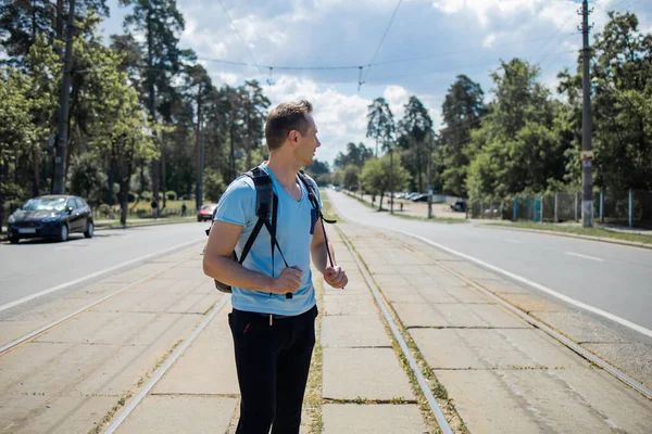 Genç Adam Sırt Çantasıyla Doğada Seyahat Ediyor — Stok fotoğraf