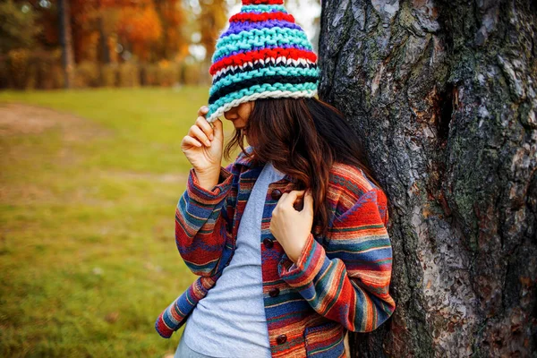 Autunno Ragazza Divertente Cappello Maglia Tiene Una Foglia Gialla — Foto Stock