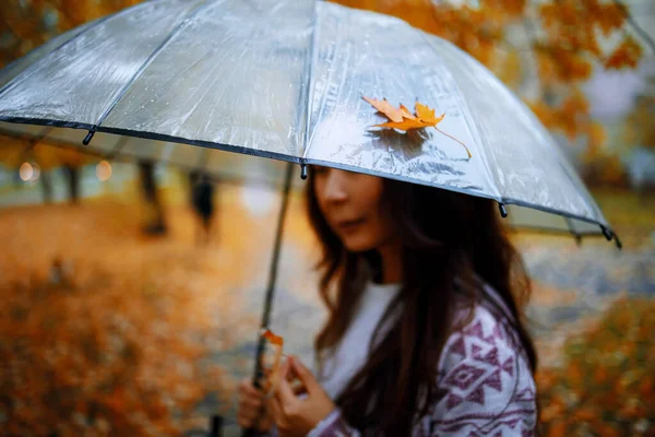 Ősszel Egy Esernyős Ázsiai Sétál Parkban — Stock Fotó