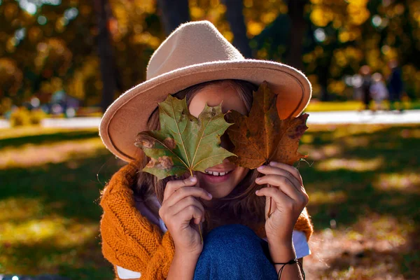 Podzimní Portrét Roztomilé Holčičky Dry Yellow Maple Leaves Little Girls — Stock fotografie