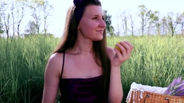 Park 'ta Limon Kokan Genç Güzel Kadın.