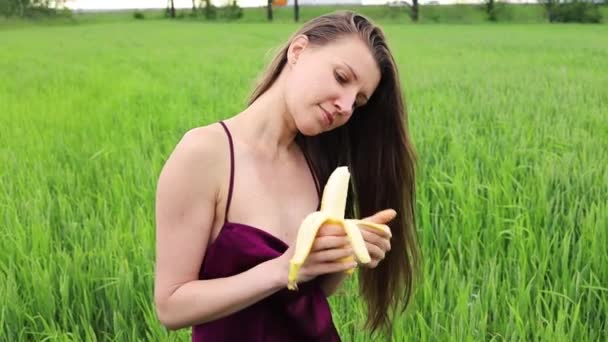 Sexy Kobieta Jeść Banan Zielony Pole — Wideo stockowe