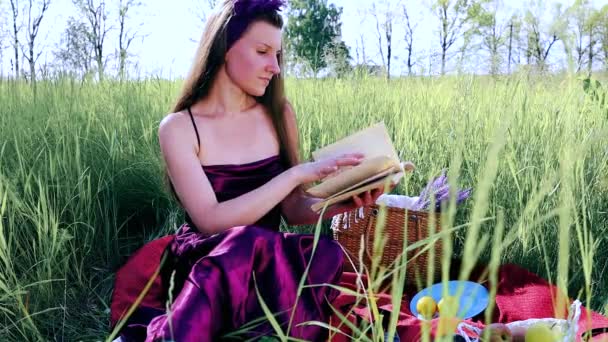 Kobieta Położyć Się Lub Relaks Zielonej Trawie Czytanie Książki Lecie — Wideo stockowe