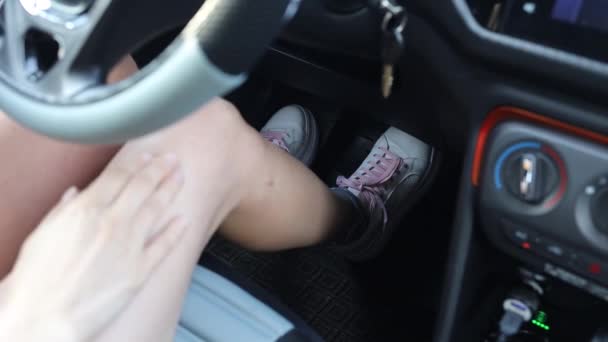 Belle Femme Conduisant Une Voiture Candid Authentic Real Life — Video