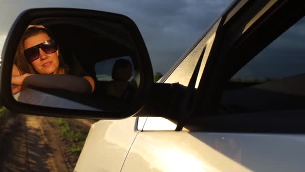 Piękna Kobieta Jadąca Samochodem Szczere Autentyczne Prawdziwe Życie — Wideo stockowe