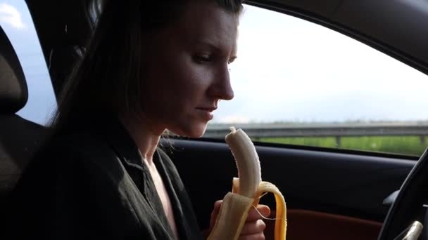 Mujer Adulta Años Sentada Coche Comiendo Plátano — Vídeos de Stock