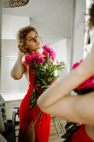 Mujer Joven Feliz Vestido Rojo Con Ramo Peonías Mirando Reflejo — Foto de Stock