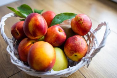 Tahta Masada Beyaz Sepette Taze Şeftaliler.