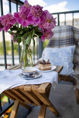 Narin Sabah Çay Masası Balkonda Şakayık Çiçekleri ile