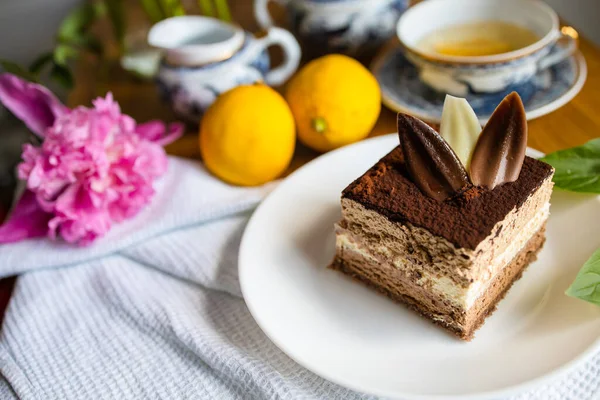 Fatia Sobremesa Bolo Chocolate Flores Xícara Chá Com Limão Mesa — Fotografia de Stock