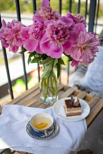 Mesa Chá Manhã Delicada Com Flores Peônia Varanda — Fotografia de Stock