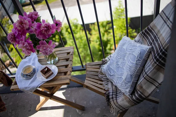 バルコニーに牡丹の花と繊細なモーニングティーテーブル設定 — ストック写真