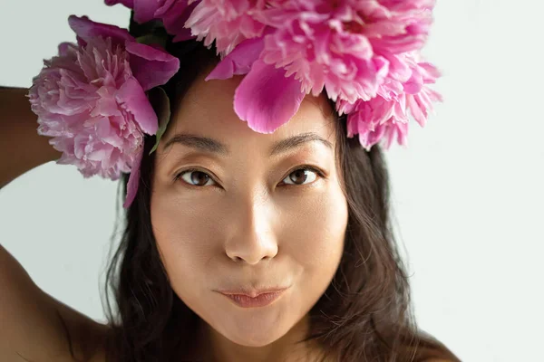 Ansiktet Asiatisk Kvinna Med Rosa Blommor Vit Bakgrund Kopiera Utrymme — Stockfoto