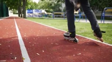 Summe Park 'ta patenci giyen sevimli genç kız. Sarışın kız paten kayıyor..