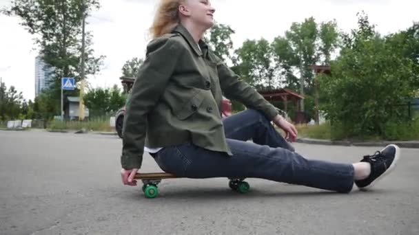Adolescente Chica Con Monopatín Sentado Aire Libre — Vídeo de stock