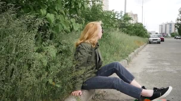 Kaldırımda Oturan Kaykaylı Genç Kız — Stok video