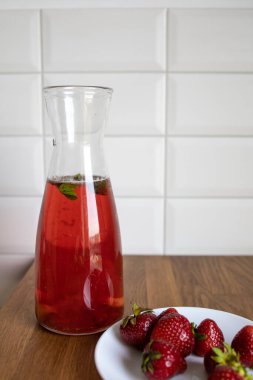 Limonlu meyve suyu, naneli ve cam şişeli çilekli. Sağlıklı Yeme