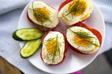 Kaynamış yumurta ve Mozzarella ile Vejetaryen Sandviçi