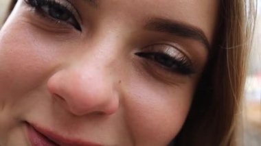 Genç Gözler, Kadın Kameraya Bakar, Sonra Gülümserken Gözleri Parlar