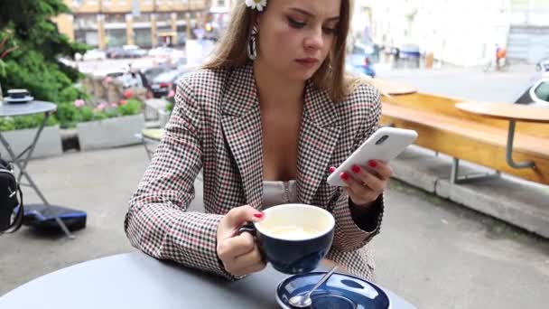 Mulher Olhando Para Telefone Móvel Café — Vídeo de Stock