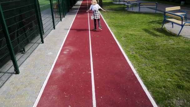 Cute Teenage Girl Noszenie Roller Skaters Summe Park Blondynka Dziewczyna — Wideo stockowe